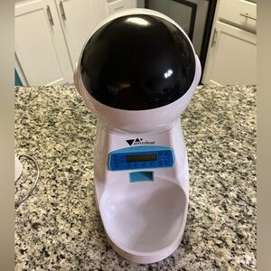 White and Black Automatic Dry food Feeder